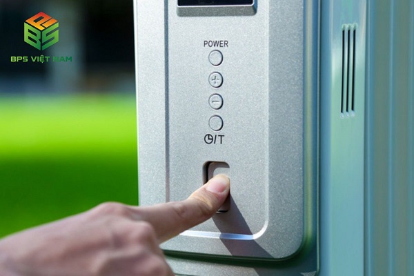 Các nút bấm trên bảng điều khiển của máy sưởi dầu Fujie