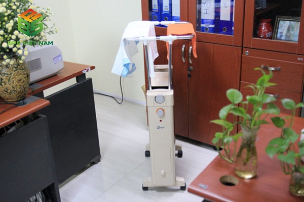 Máy sưởi dầu Fujie được thiết kế với giá phơi quần áo tiện lợi.