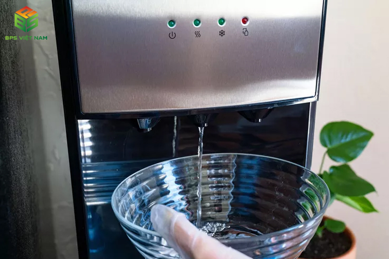 Vệ sinh cây nước nóng lạnh