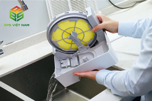 Vệ sinh bình chứa nước tạo ẩm và phin lọc ẩm 