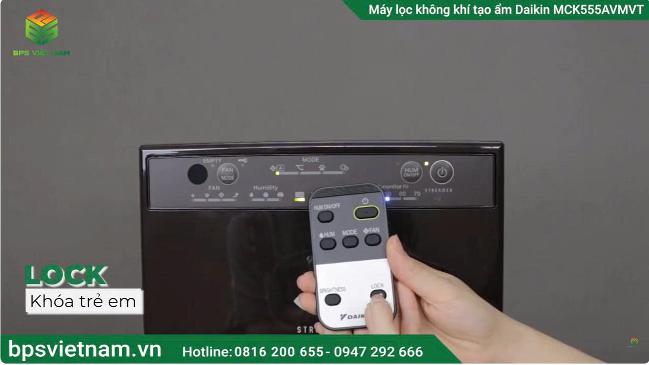 Nhấn giữ phím Lock trên điều khiển từ xa trong khoảng 2s để kích hoạt hoặc hủy kích hoạt tính năng Khóa trẻ em.