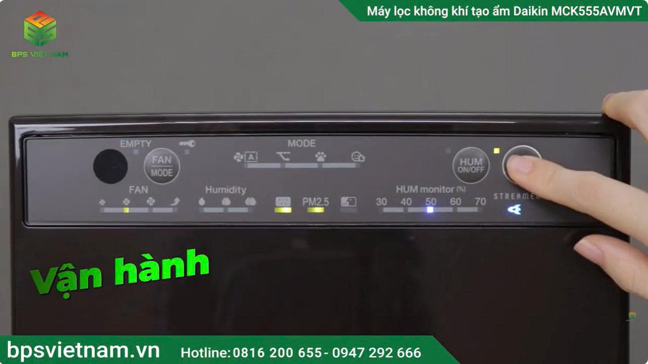 Bấm nút Nguồn để bật máy