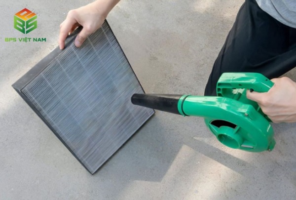 Nên vệ sinh màng lọc HEPA bằng máy hút bụi cầm tay mini