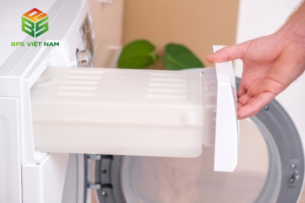 Vệ sinh hộp chứa nước và đường thoát nước