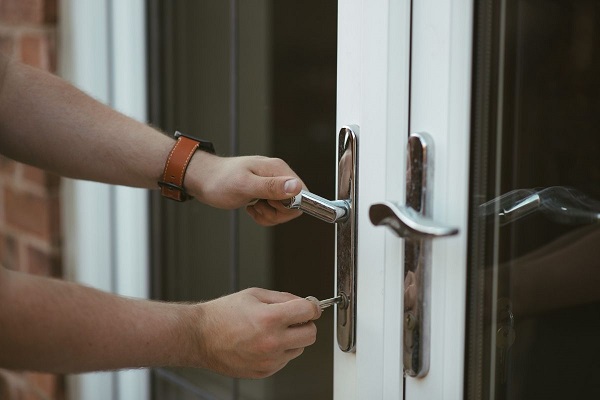 Cách chọn khóa cửa nhôm kính phù hợp