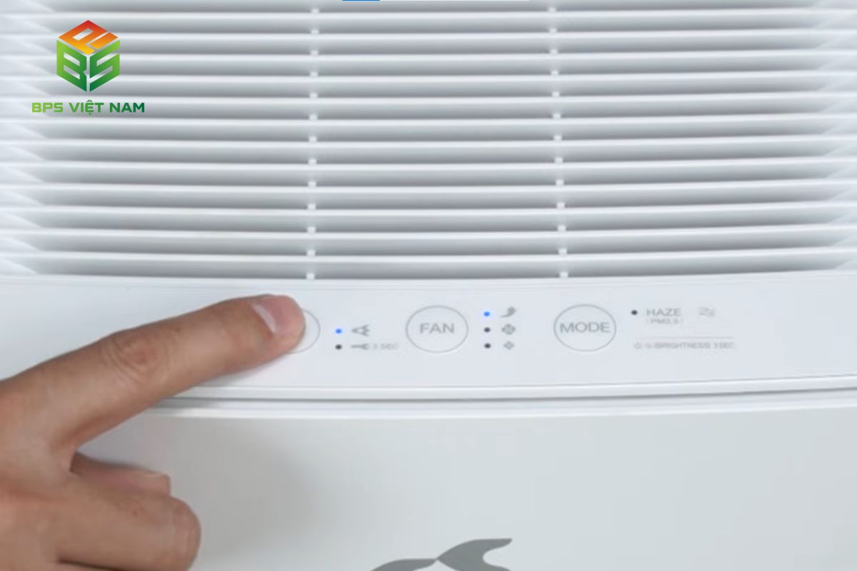 Ấn giữ nút nguồn 3 giây để kích hoạt tính năng khóa trẻ em